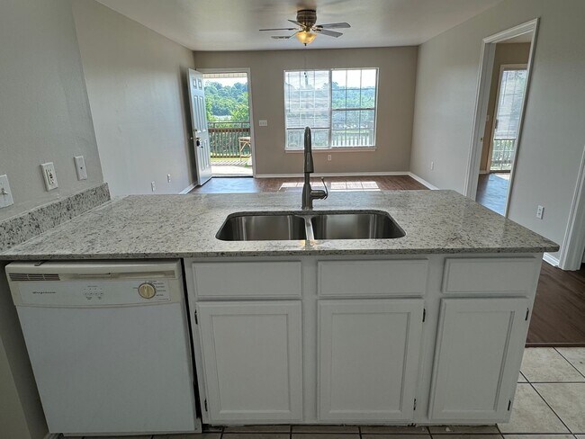 Building Photo - Just off Campus 8/15 Move In!