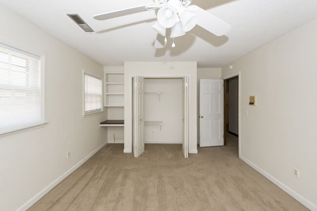 Building Photo - 5 Bedroom 3 Bath Home in Parkshore - Charl...