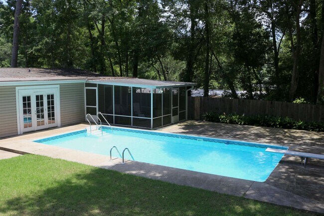 Building Photo - 410 Inglewood Dr