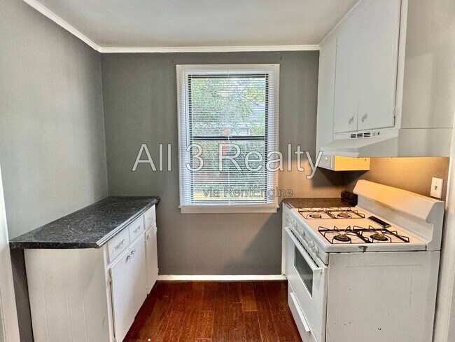 Building Photo - 208 Bradley Dr