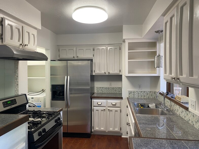 Building Photo - 1464 Avenida de las Americas