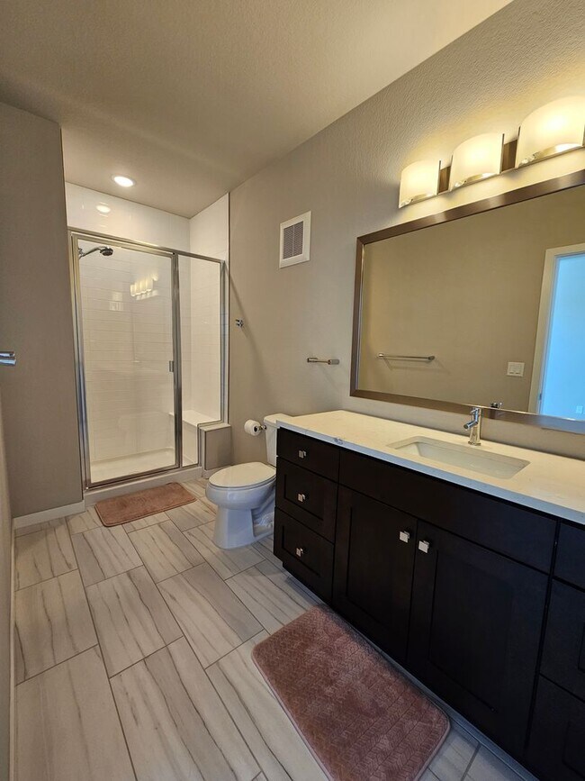 Building Photo - Gorgeous and Bright 2 Bed 2 Bath Large 3rd...