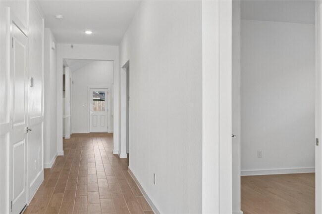 Building Photo - 698 Daniels Lk Ln