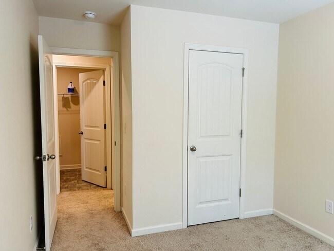 Building Photo - Wow 3 bedroom 2.5 bathroom townhome minute...