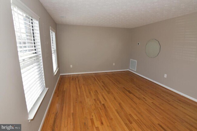 Building Photo - 311 Willowbrook Ct