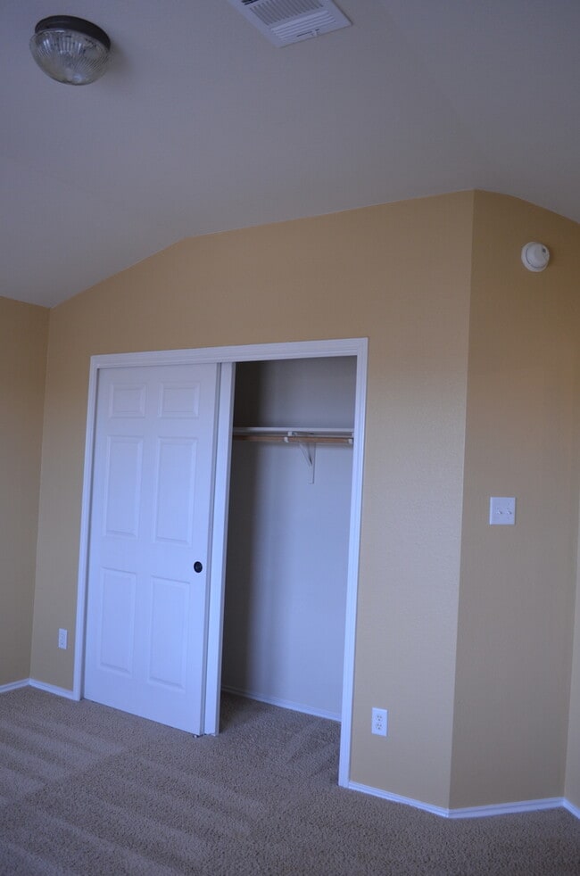 Building Photo - HUGE 5 BEDROOM HOME IN SAVANNAH HEIGHTS!