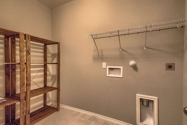 Building Photo - BEAUTIFUL HOME OFFERING 50% OFF 1ST MONTH'S RENT!!