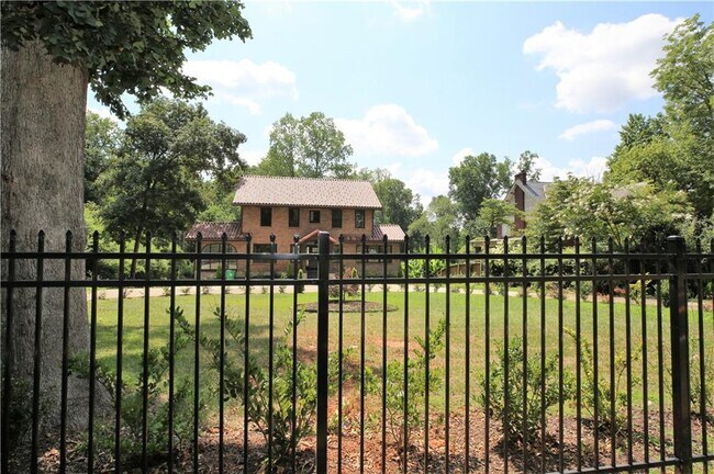 Building Photo - 957 Briarcliff Rd NE