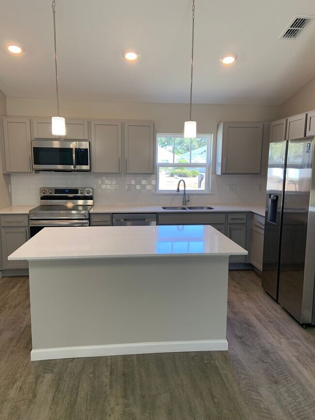 Building Photo - Newer Single Family Home!