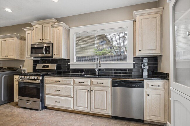 Building Photo - 230 Garland St