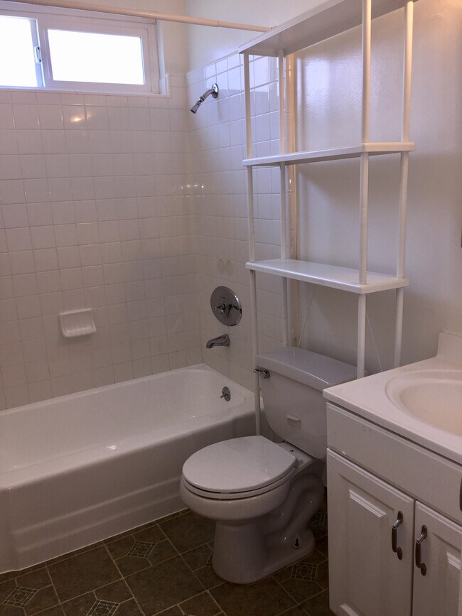 bathroom - 1640 Berkeley St