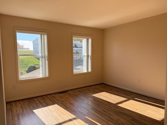 Building Photo - Beautiful 3 Bedroom 1.5 Bathroom Townhome ...