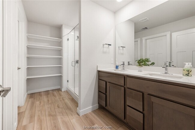 Building Photo - 918 Kickapoo Ln