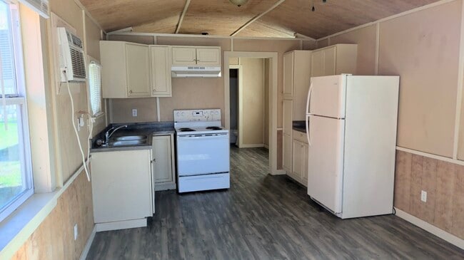 Building Photo - 401 N Clegg St