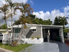 Building Photo - The absolute cutest rental you'll see - 2/2 mobile home in Davie 55+ community