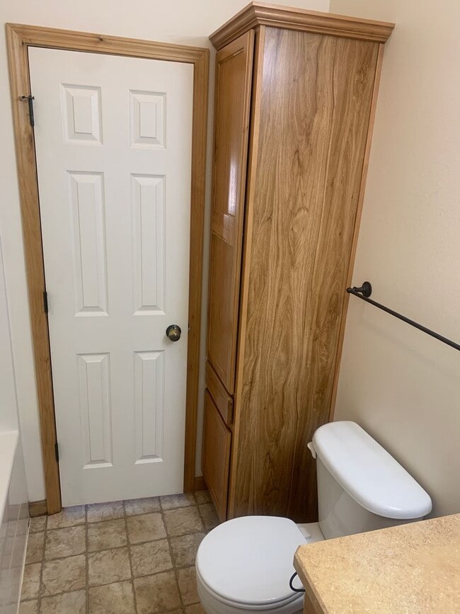 Building Photo - 3 bedroom 2 bath townhome