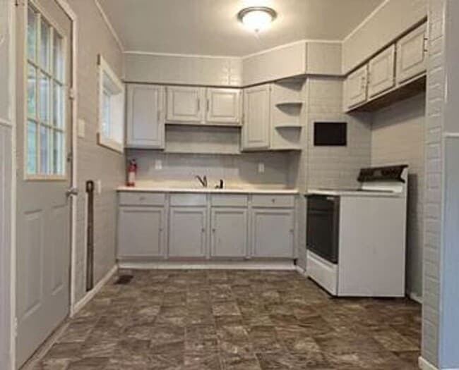 Building Photo - 3 Bedroom 1 Bath Home on the North Side