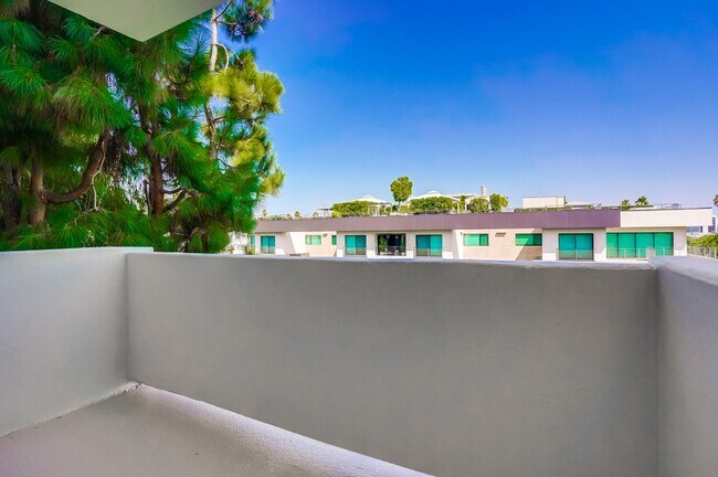 Building Photo - 435 N Oakhurst Dr