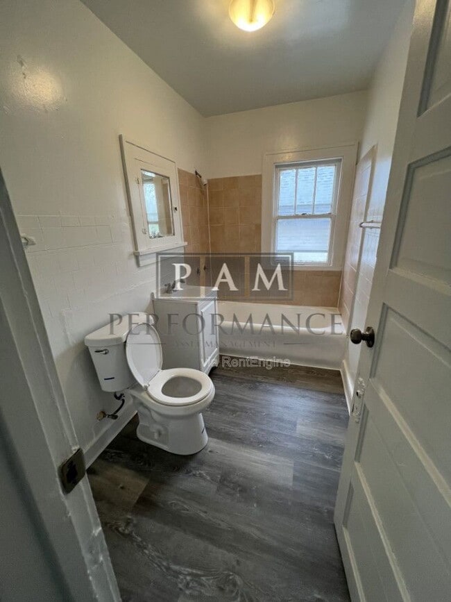 Building Photo - 1213 Superior St