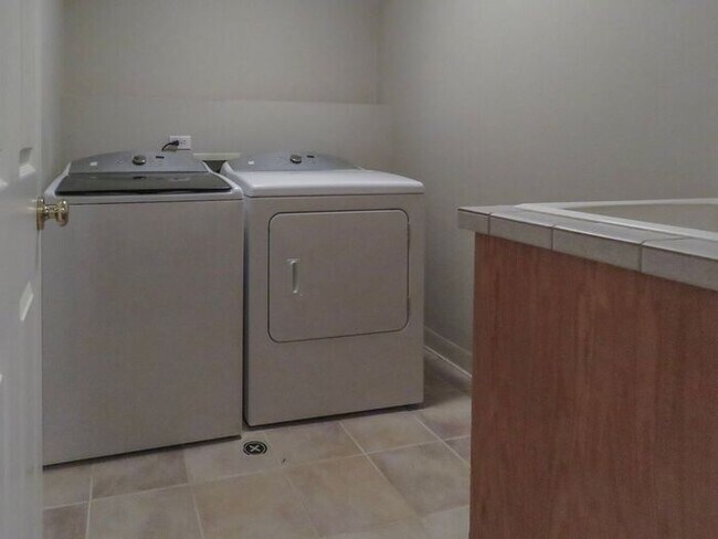 Building Photo - 4 Bedroom Home located in Summer Woods -La...