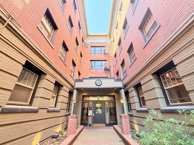 Building Photo - Charming 2nd Floor 1-Bed Condo in Ideal Nob Hill Location! Water, Sewer, Garbage Included!
