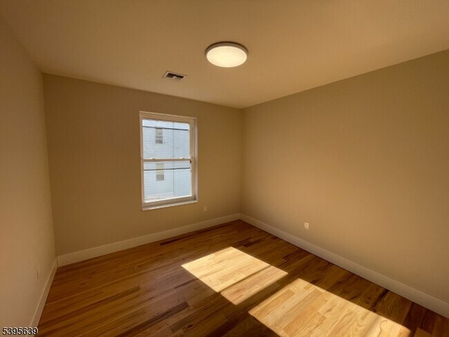 Building Photo - 119-121 Lewis St