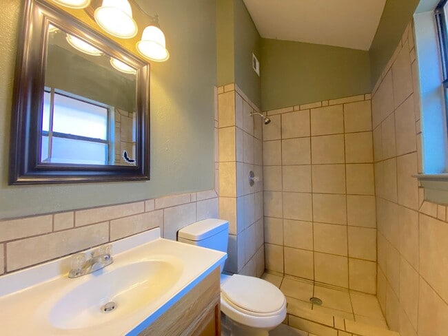 Building Photo - Northeast El Paso 3 bed2 bath