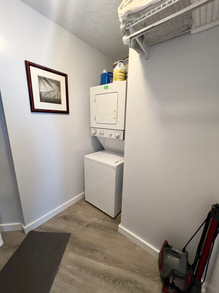 Building Photo - 213 Oleander Ct