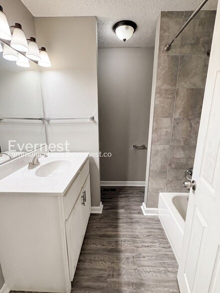 Building Photo - 1800 Labette Manor Dr