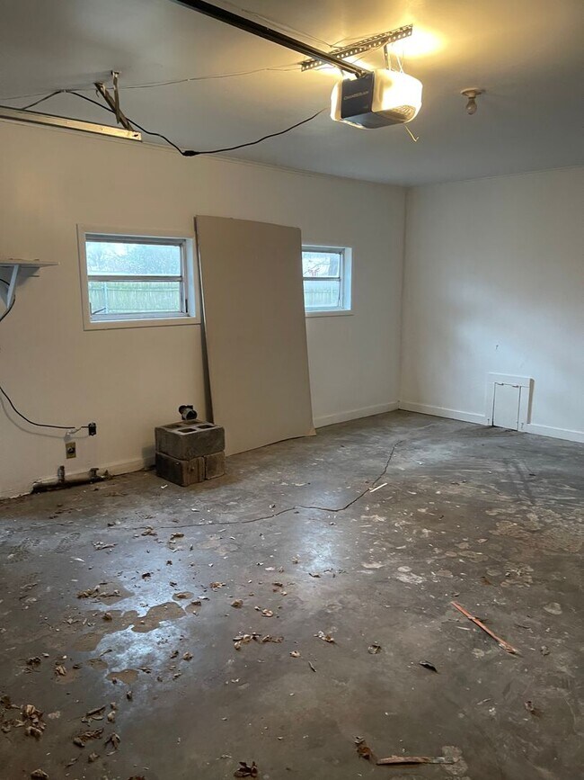 Building Photo - Fully Updated Home Just A Short Distance T...