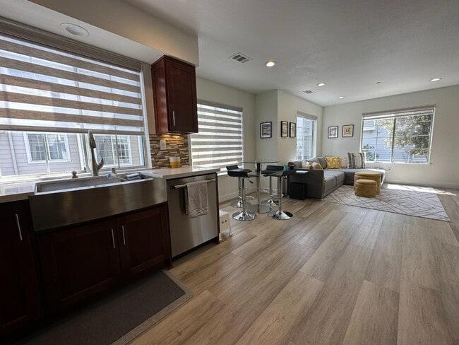 Building Photo - 1 Passage Ln