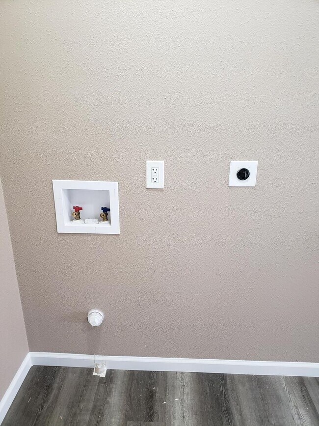 Building Photo - Newly Remodeled 2 bed, 1 bath