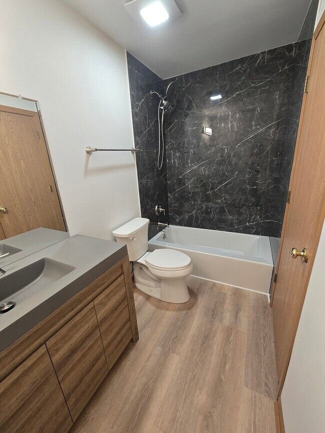 Building Photo - 4135 Oak Tree Ln