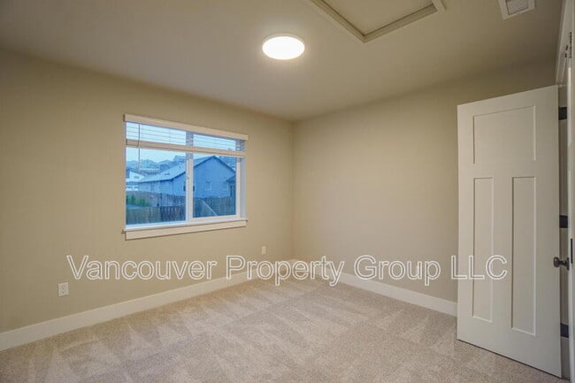 Building Photo - 2217 E Juniper Cir