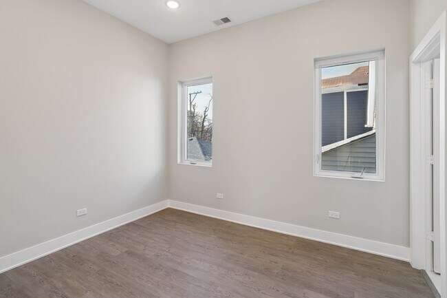 Building Photo - 4839 W Huron St