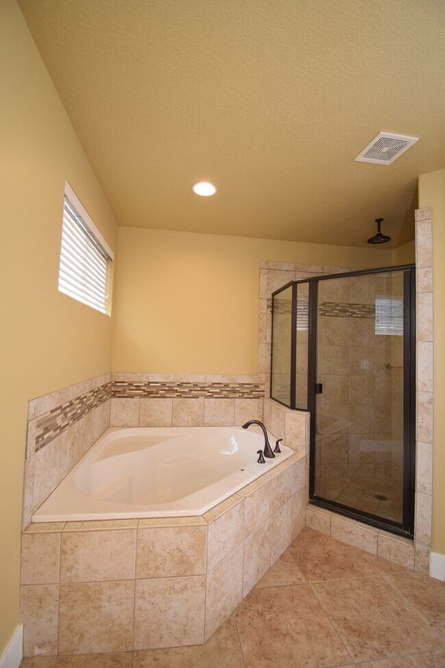 Building Photo - Great 3 Bed 2.5 Bath Townhome in Great Location!!!