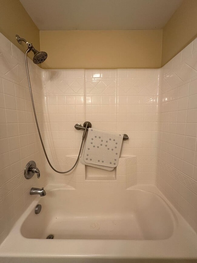 Building Photo - Inviting 3 Bed 2 Bath House