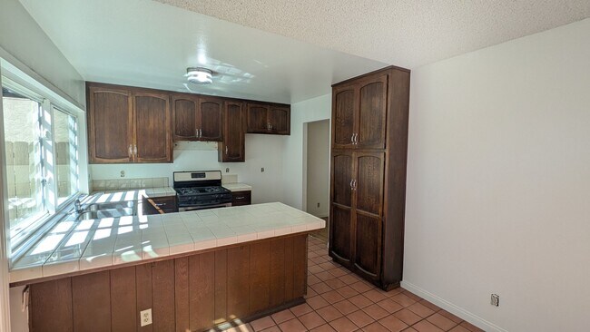 Building Photo - Refreshed Single Level Home