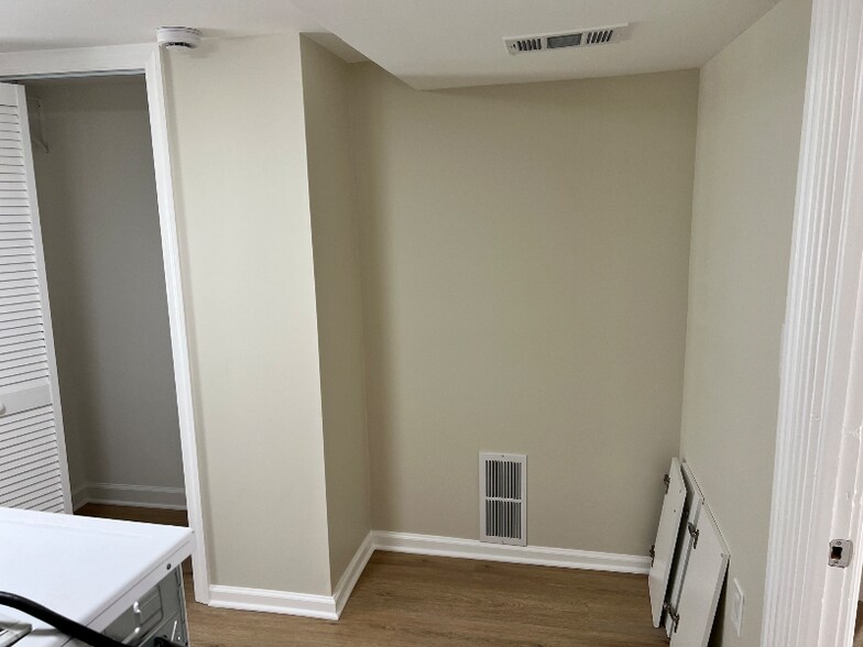 Building Photo - 215 E 24th Ave