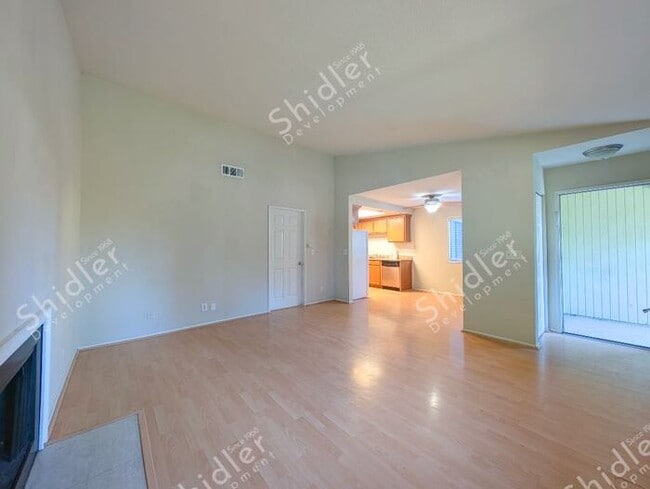 Building Photo - 2 Bed 1 Bath No one Above You
