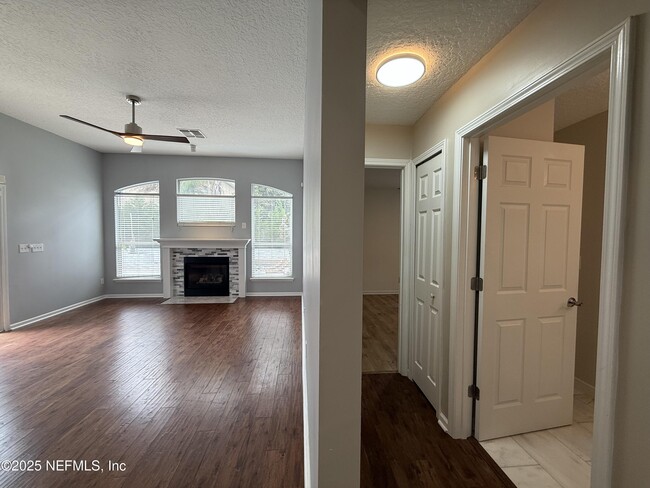 Building Photo - 1319 N Kyle Way