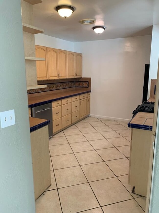 Building Photo - Huge 7 bed 3 bath house on Adobe  (Lease o...