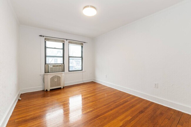 Building Photo - 67-135-135 Burns St