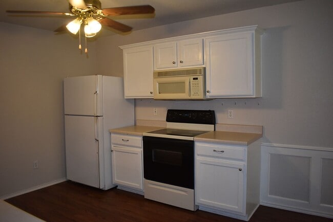 Building Photo - 4bd/2ba house close to shopping and Ft. Hood!