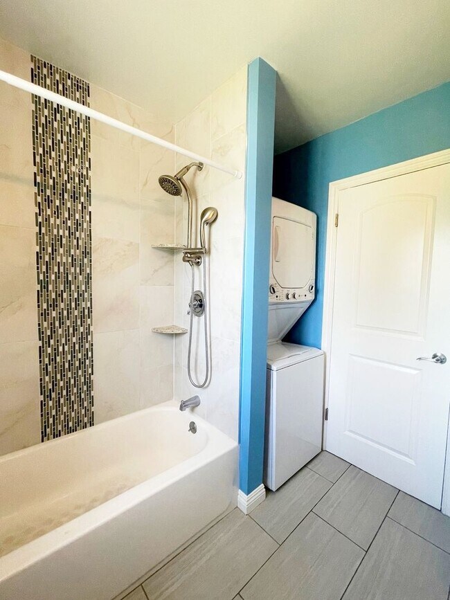 Building Photo - Beautiful Apartment in Small Duplex