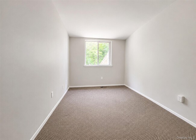 Building Photo - 136 Hill Crescent