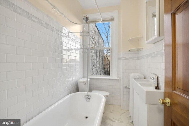 Building Photo - 616 11th St NE