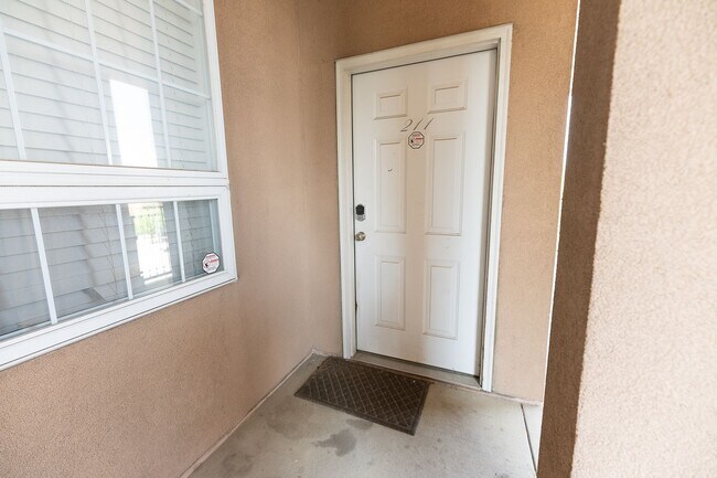 Building Photo - Spacious 2BR Apartment in the Heart of Downtown with Private Garage Parking
