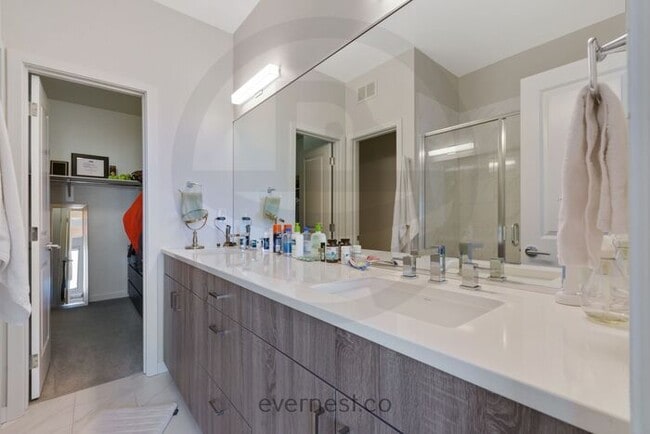 Building Photo - Beautiful Two Bedroom Townhome in Denver -...