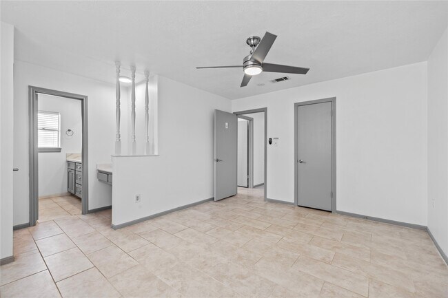 Building Photo - 13834 Oakwood Ln